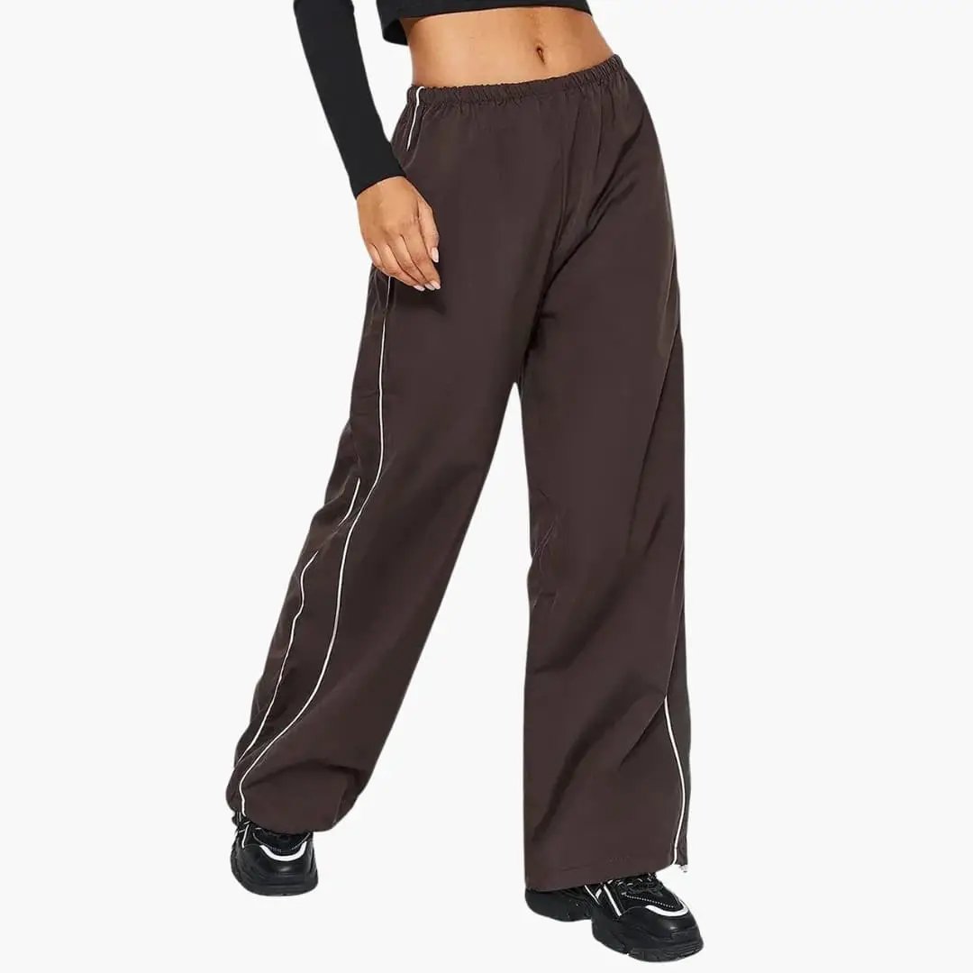 Women's joggers in brown with white side stripes, baggy fit, elastic waist and cuffs