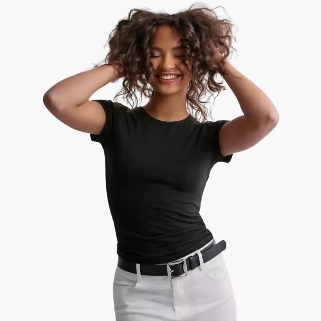 Women's slim-fit T-shirt with round neck and short sleeves in black